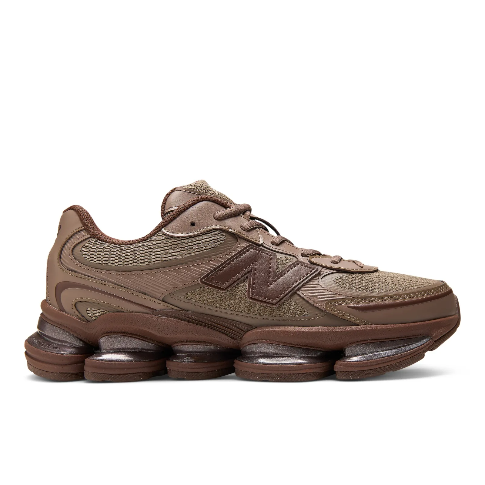 lateral view, tan mesh upper, dark brown leather N logo, ridged chocolate outsole, Thunder Brown