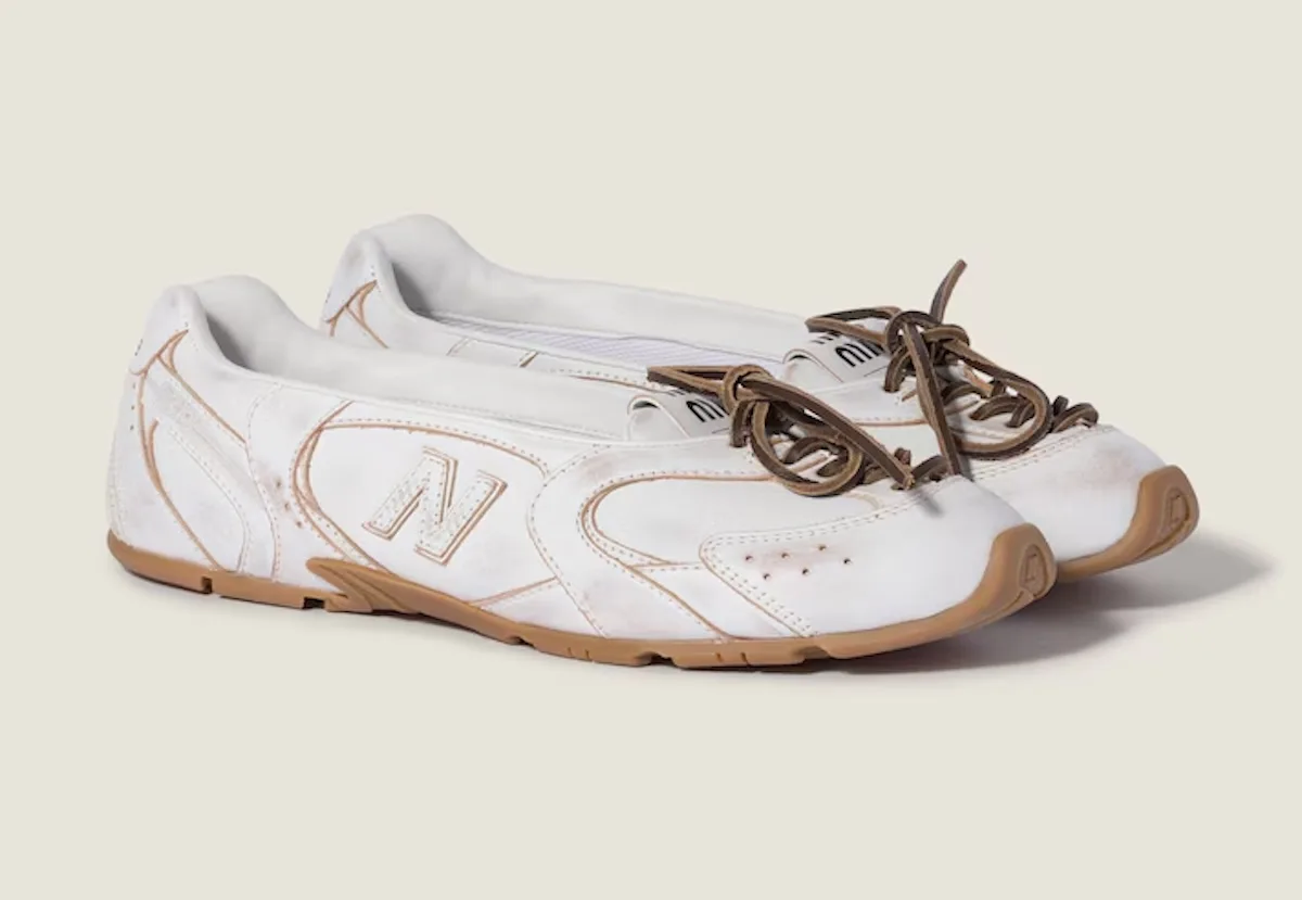 three-quarter pair, white leather with distressed patina and brown lace bows, SL Ballerina Pack