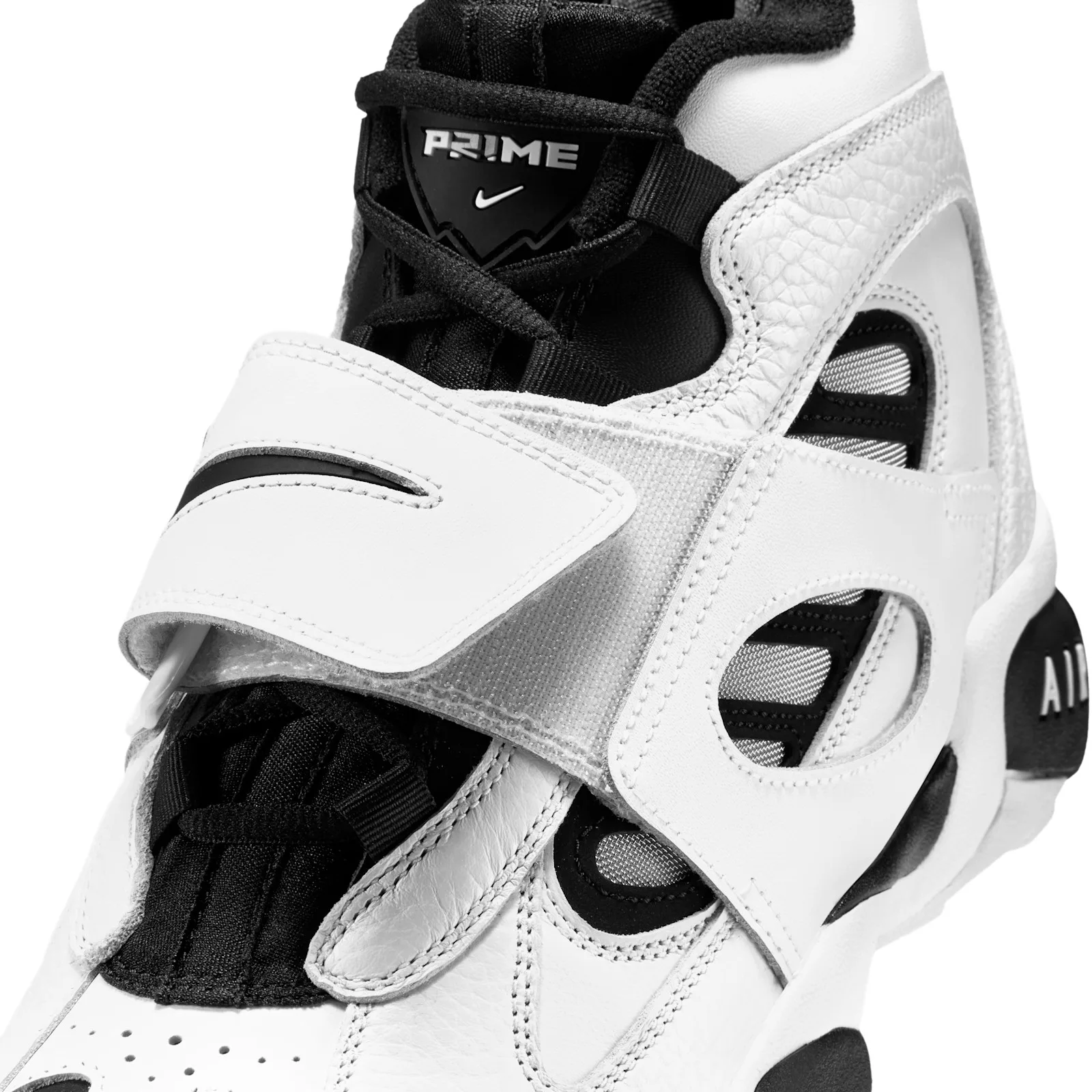 close-up tongue label, NIKE DIAMOND TURF II embroidered in white on black, White/Black