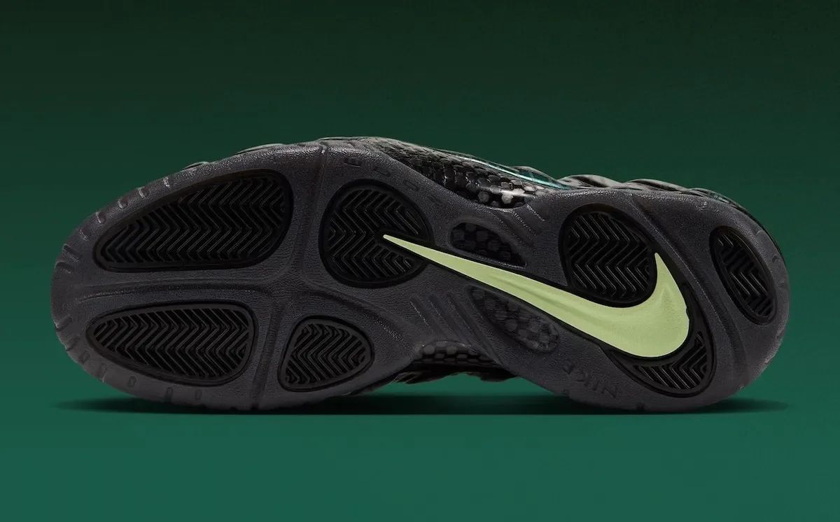 outsole view showing black tread pattern with pale-green swoosh logo, Mummy Duck
