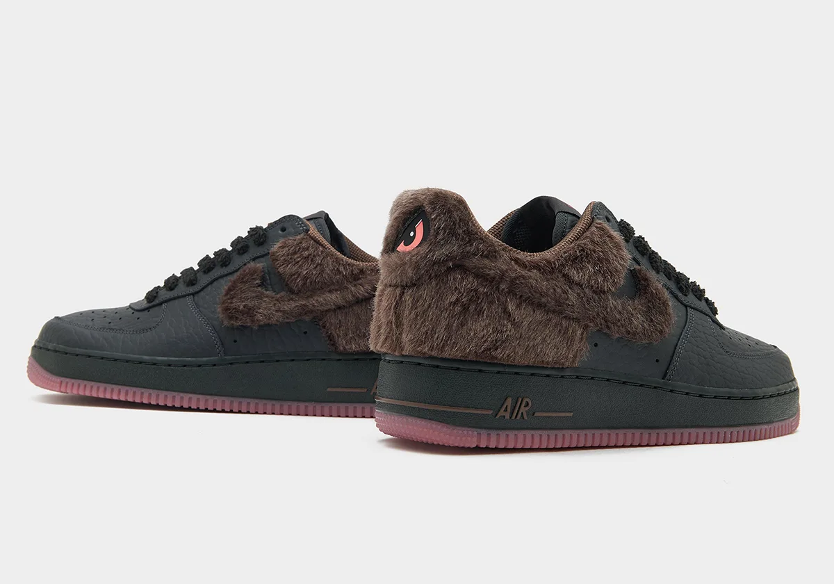 heel view showing pink cartoon eye tucked into brown fur collar, Black Rat