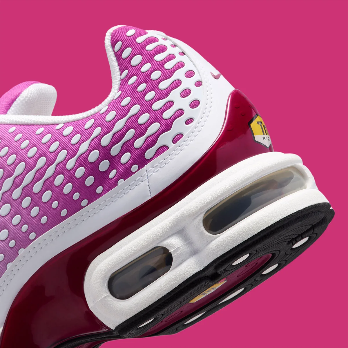 heel detail, magenta dots fading to white with visible Air unit and Tn tab, Raspberry Red