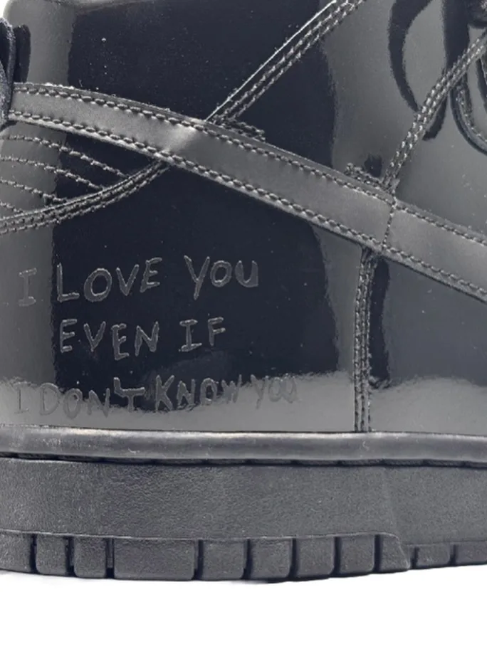 heel detail, glossy black patent leather with engraved handwritten text, Maestro 1