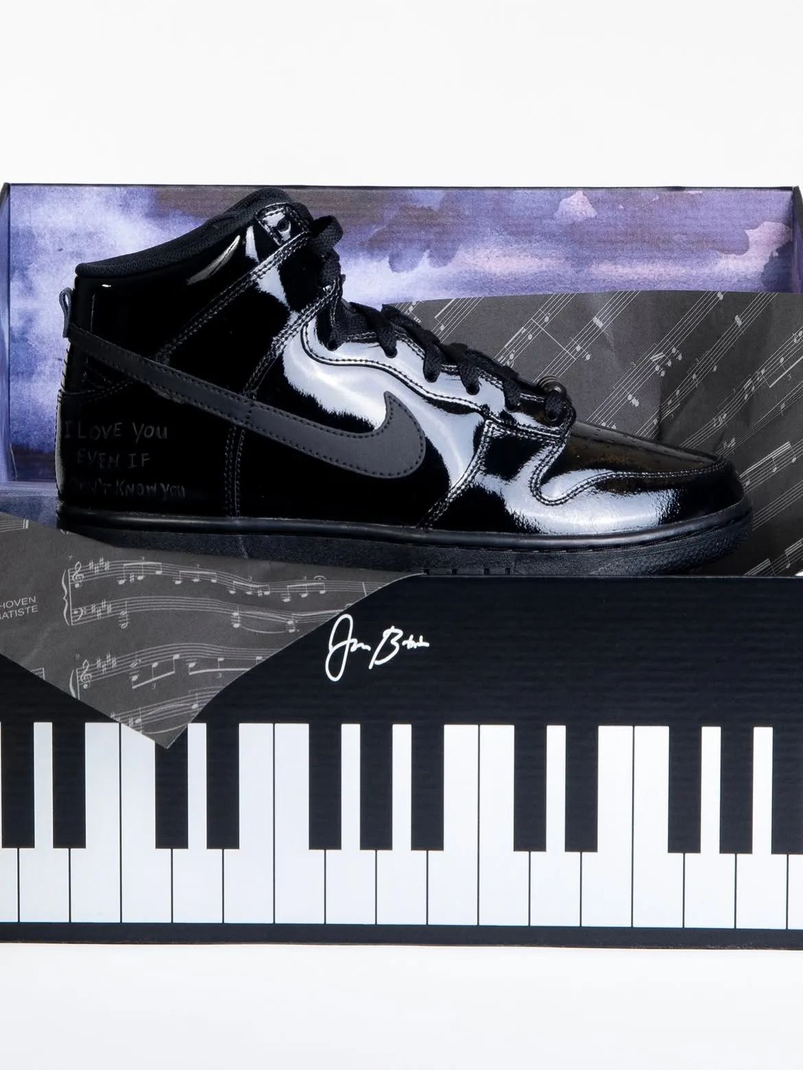 lateral view, glossy black patent leather with heel text and piano-key box, Maestro 1