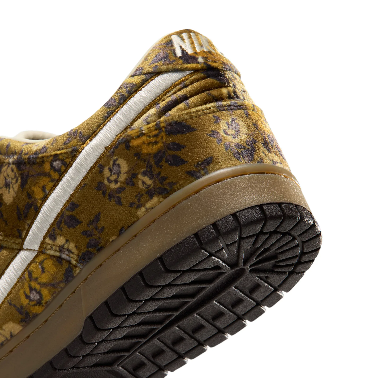 close-up heel detail, floral velvet pattern and gum midsole, Golden Hops/Velvet Brown