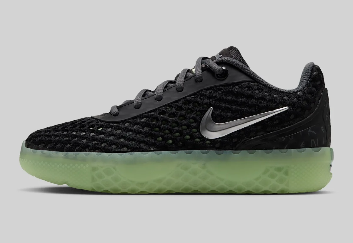 close-up heel counter, black mesh with embossed crest and mint green sole, LeBron Witness 10