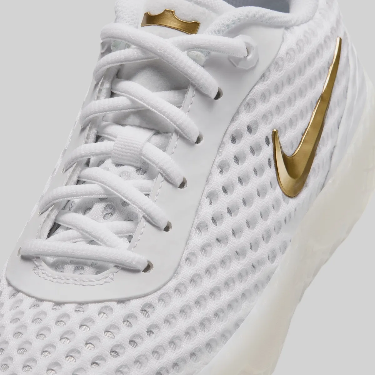 close-up heel, white mesh with gold swoosh and gold heel clip detail, LeBron Witness 10