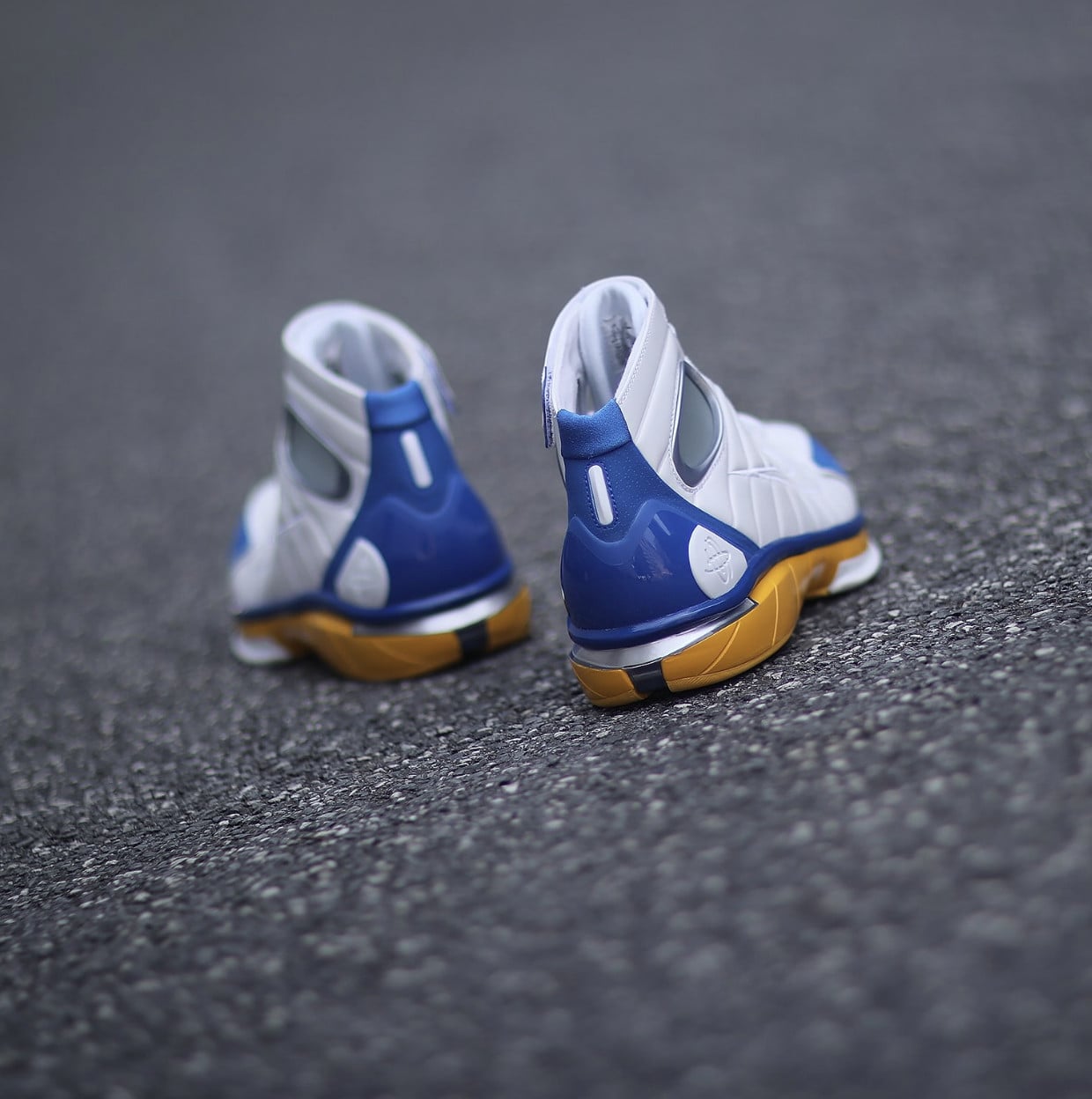 rear pair view on pavement, blue heel counters with white pull tabs and yellow soles, Zoom Huarache 2K4