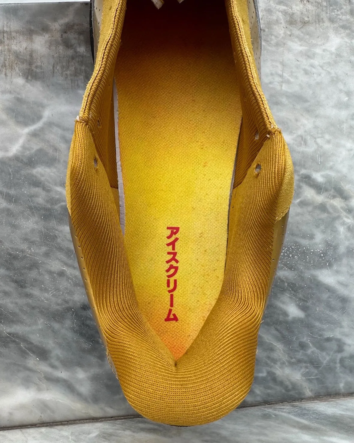 tongue detail, gold interior with vertical red katakana lettering, Japanese Beer Pack