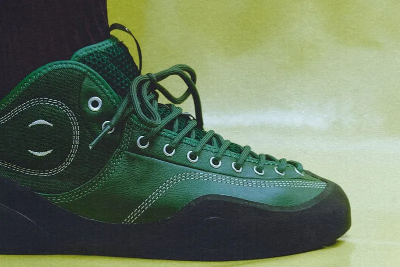 on-foot medial close-up, dark green leather shoe with black sole, VILLAGE PM 2PM