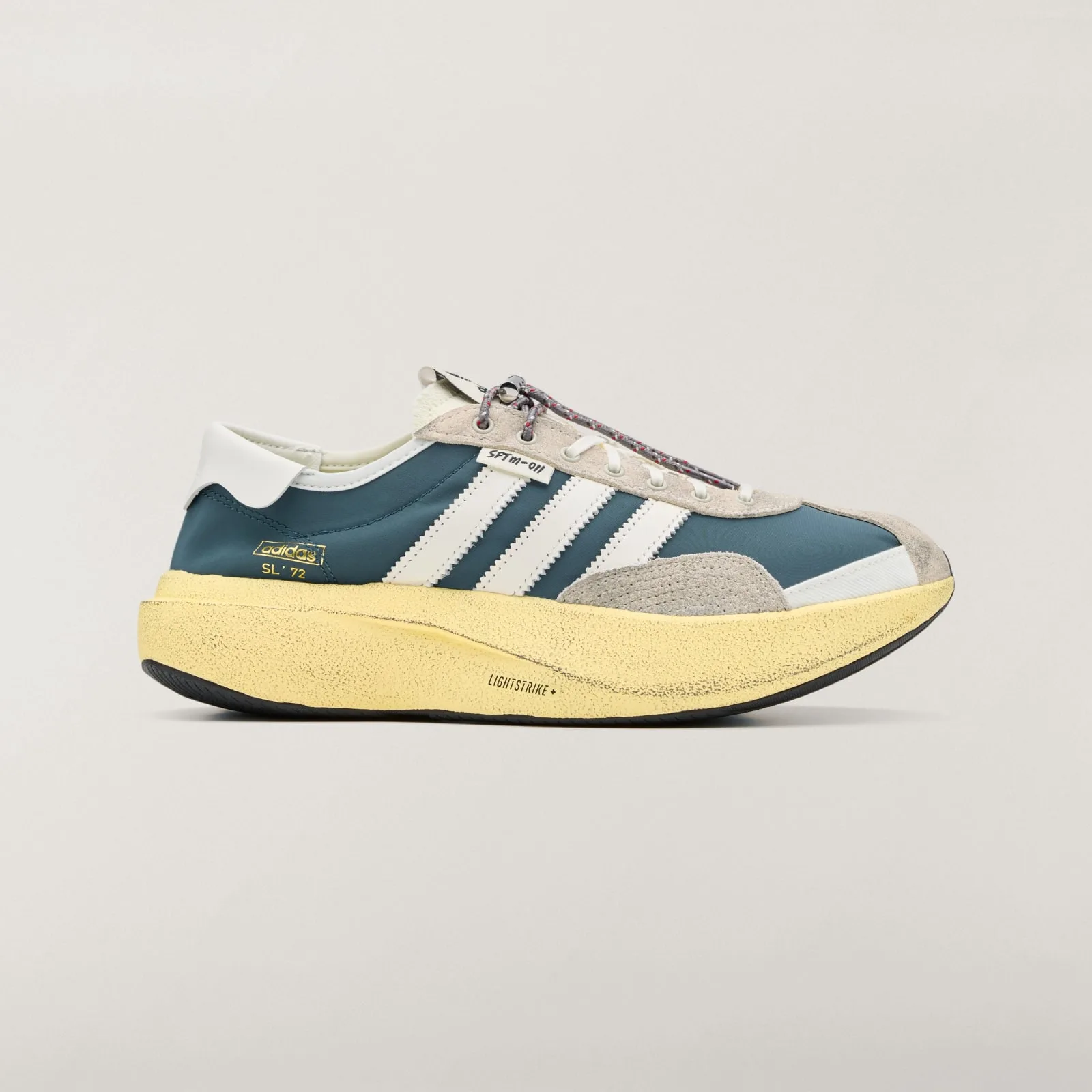 Lateral view with white serrated stripes and yellow Lightstrike+ sole, Wild Teal