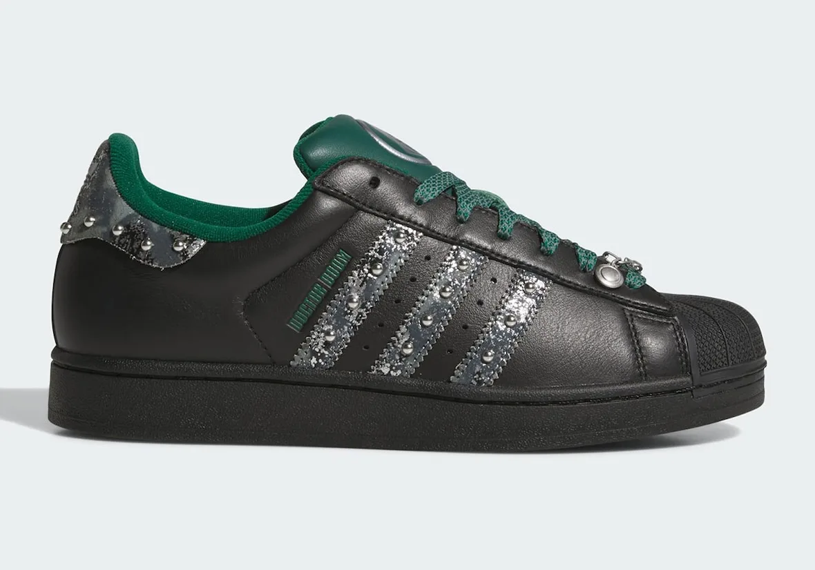 Lateral view with black leather upper and studded silver stripes, Doctor Doom
