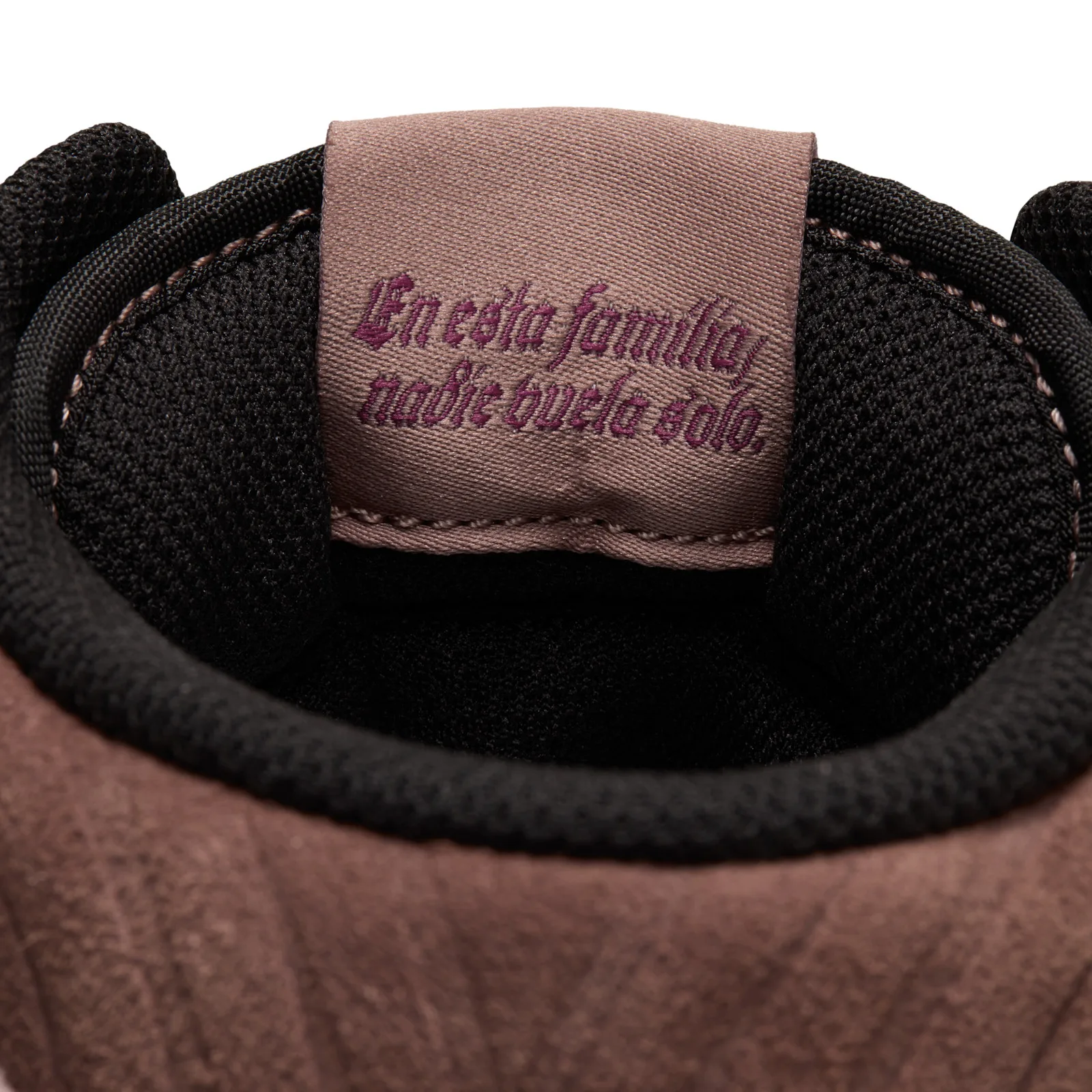Detail of tongue tag inside collar, purple text reading En esta familia nadie vuela solo, Dia de Los Muertos