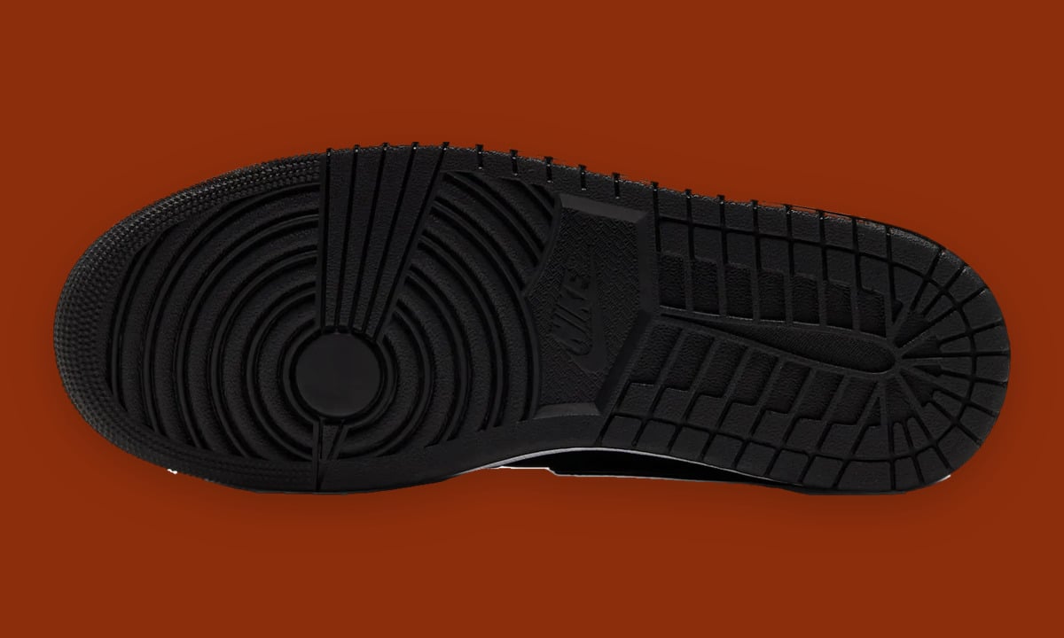 Outsole view, black rubber with circular pivot pattern and small Nike mark, Knicks