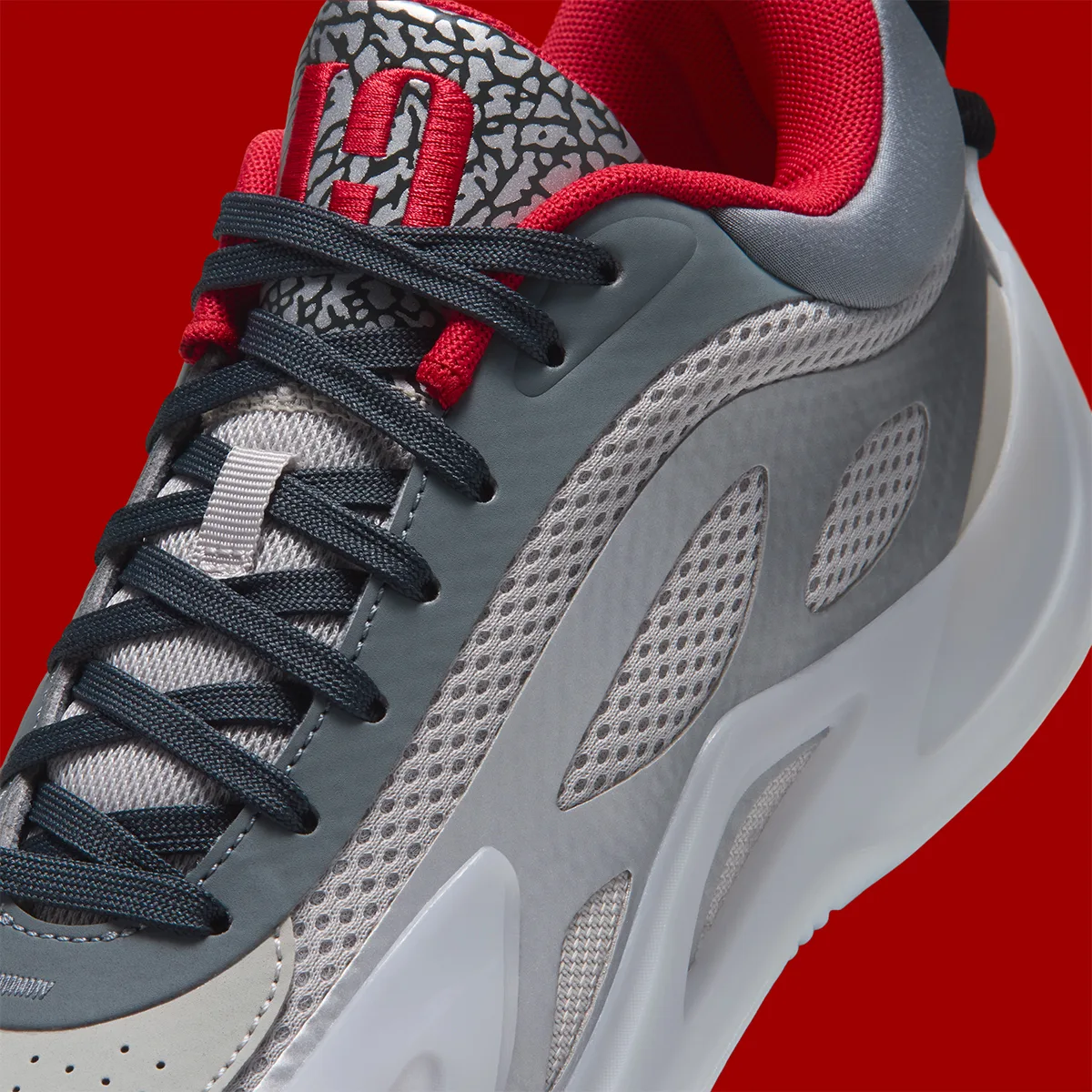 Lacing detail with dark laces, grey mesh and a red tongue emblem, Elephant Print
