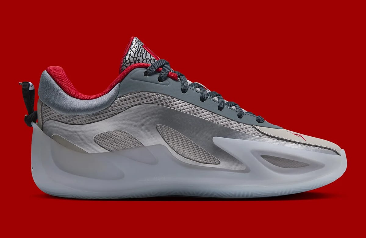 Medial view with silver-grey overlays and mesh panels above a translucent sole, Elephant Print