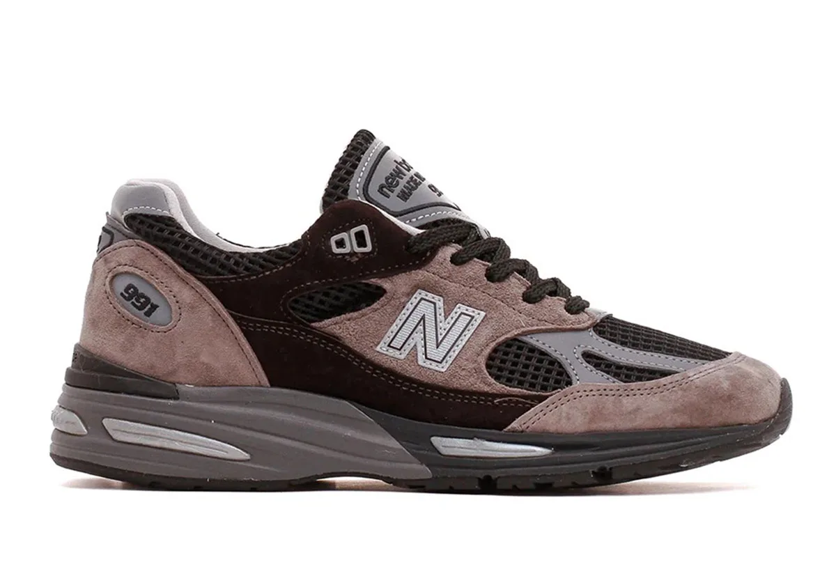 Lateral view with taupe suede and black mesh against a white background, Iron/Mulch