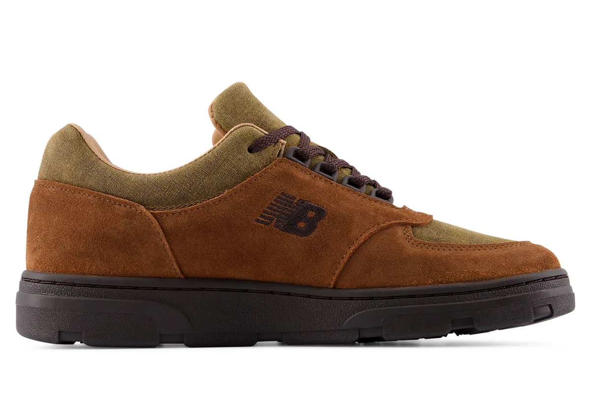 Lateral view with brown suede quarter, olive canvas collar and dark brown NB logo, Moorland Textures