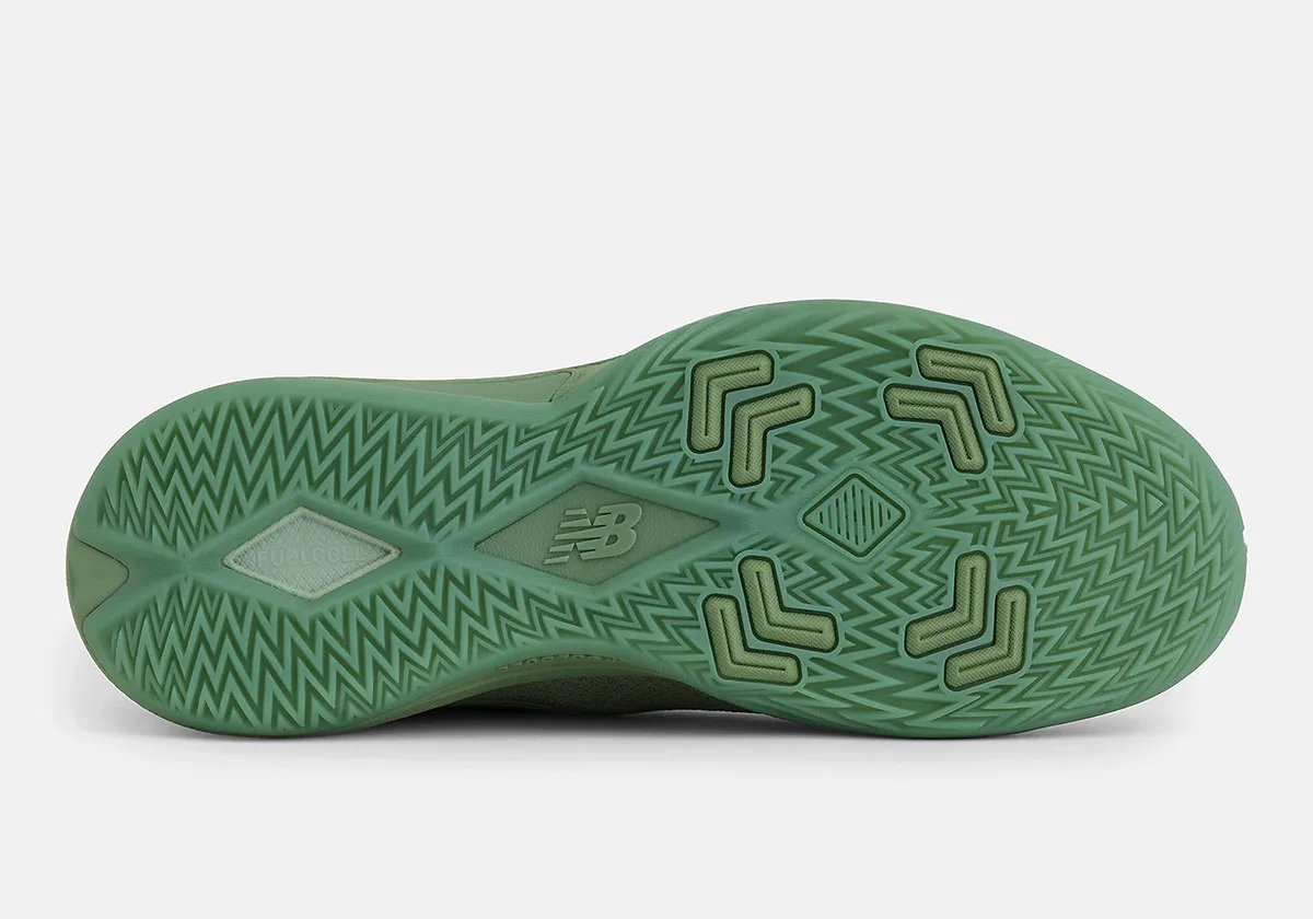 Outsole of green shoe with zigzag traction, chevron pods and New Balance logo in the arch, Balance Kawhi 5
