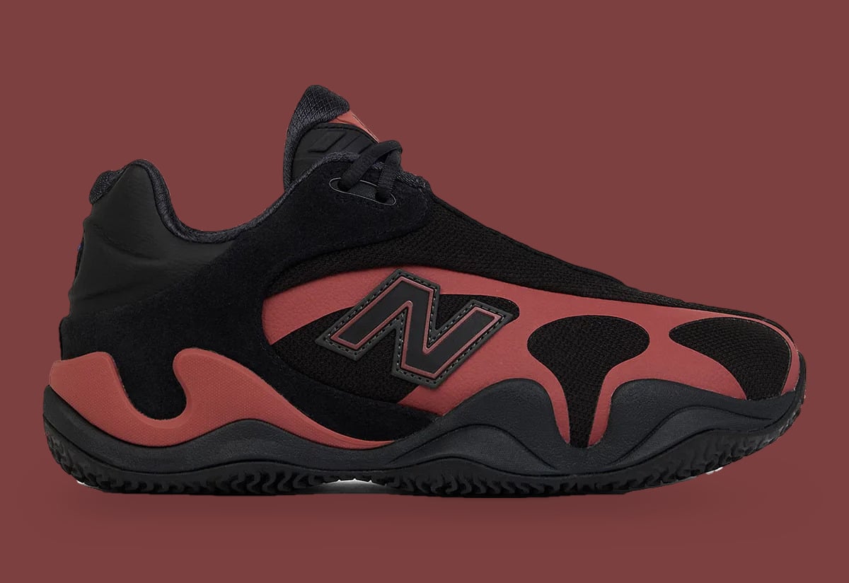 Lateral view, black suede and mesh with red-brown wavy overlays and a black N logo, Red Rock