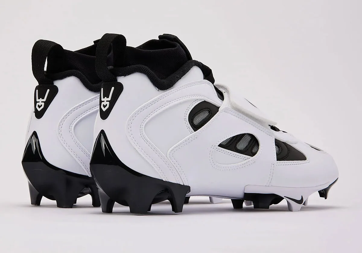 Pair from the heel, white upper with black pull loops, heart logo tabs and black heel cleats, White/Black