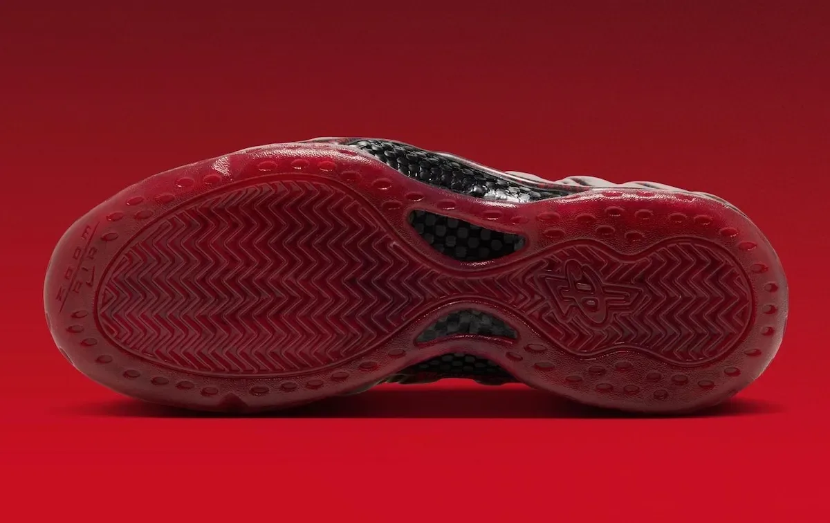 Outsole view on red background, translucent red zigzag tread, black carbon-fibre-look shank plate, Gym Red