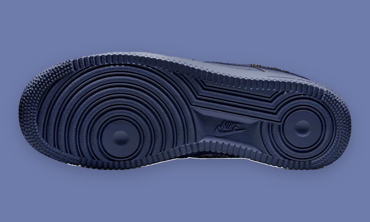 Outsole view, navy rubber with concentric circular tread and small Nike logo at the centre, Milwaukee Brewers