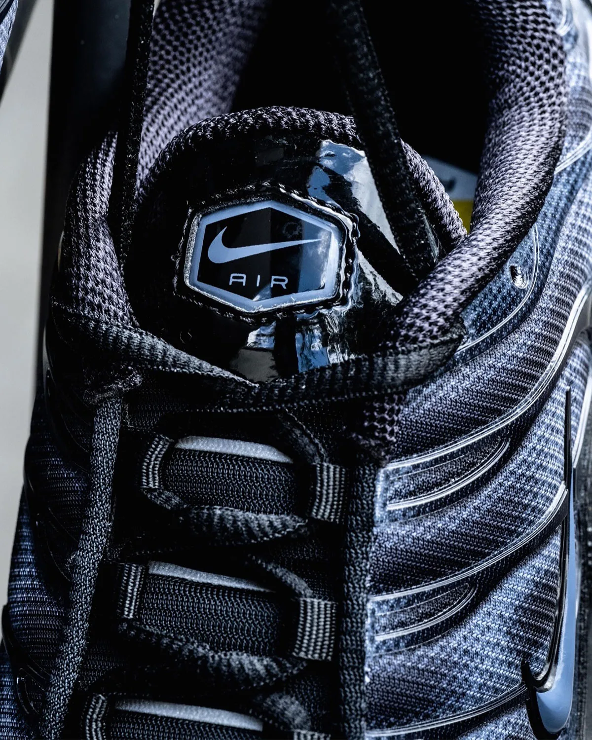 Tongue detail with Nike Air hexagon label, black laces and woven blue-grey mesh, Black/Cool Grey