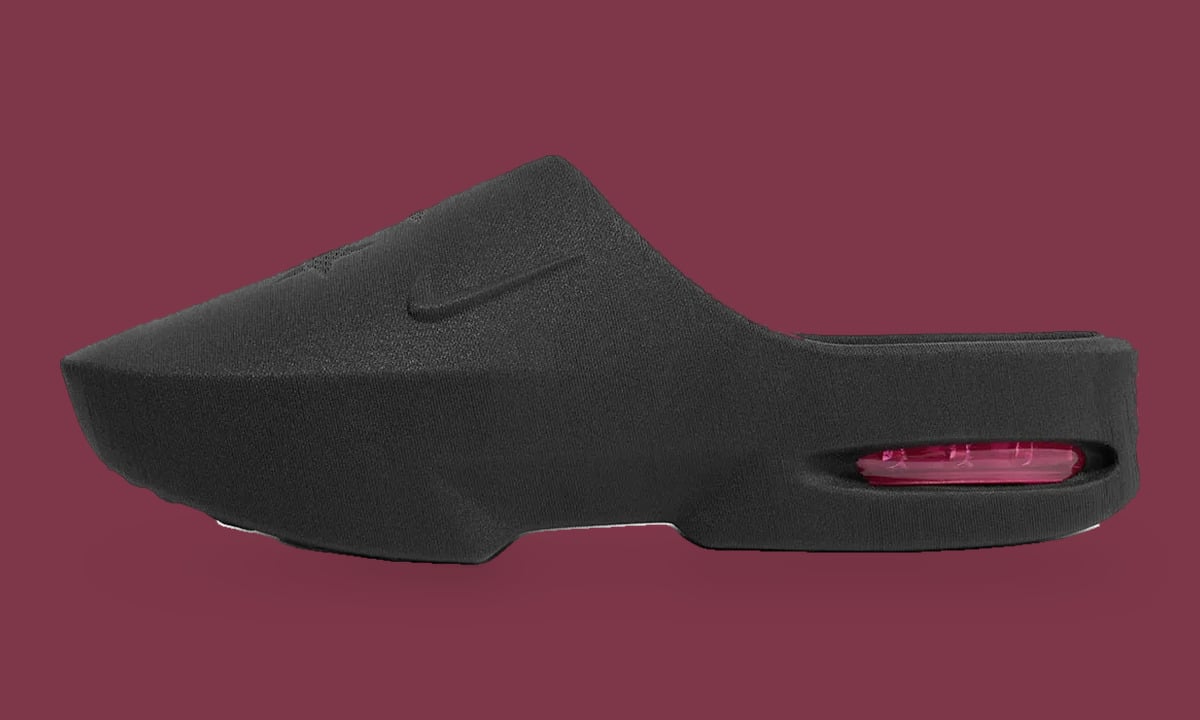 Lateral view of black mule on maroon with Swoosh and a pink visible heel Air unit, Air Max Mule