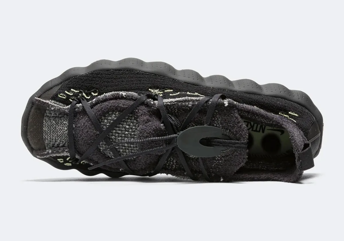 Top-down view of toggle lacing, fuzzy grey knit and Nike logo on the insole, Black/Dark Smoke Grey