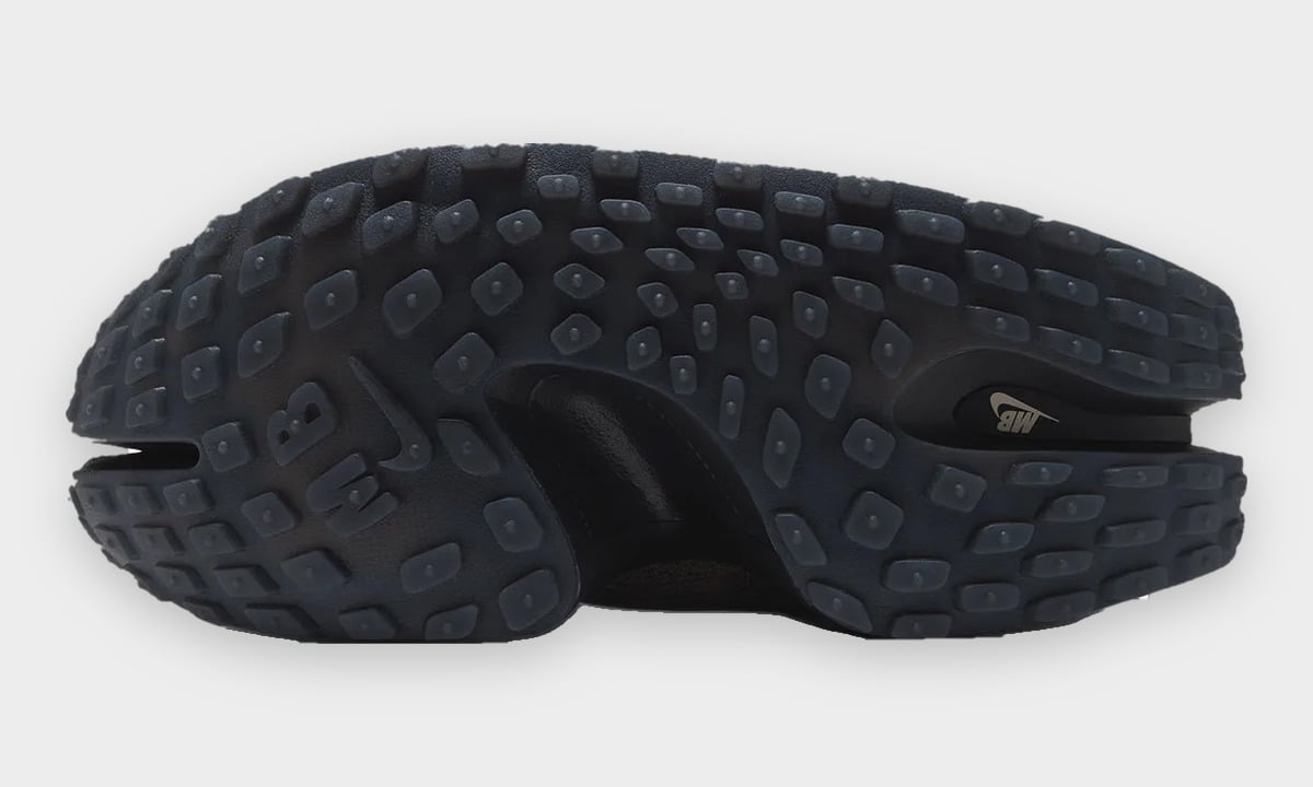 Outsole view with dark rubber tread blocks and split toe and heel grooves, Nike Rift Rocker
