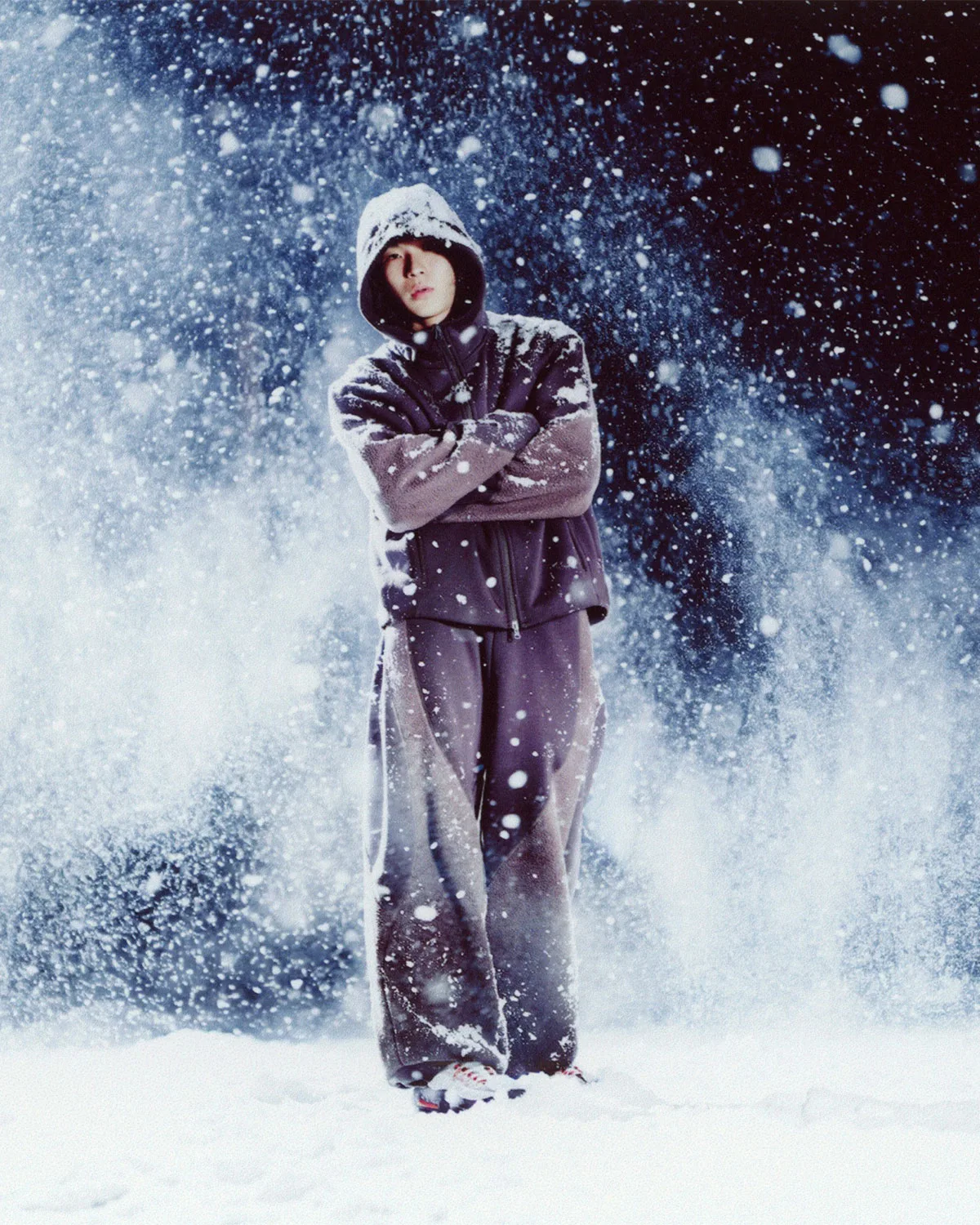On-foot full-length in falling snow, hooded purple-grey fleece jacket and wide pants, Boreas and SF3