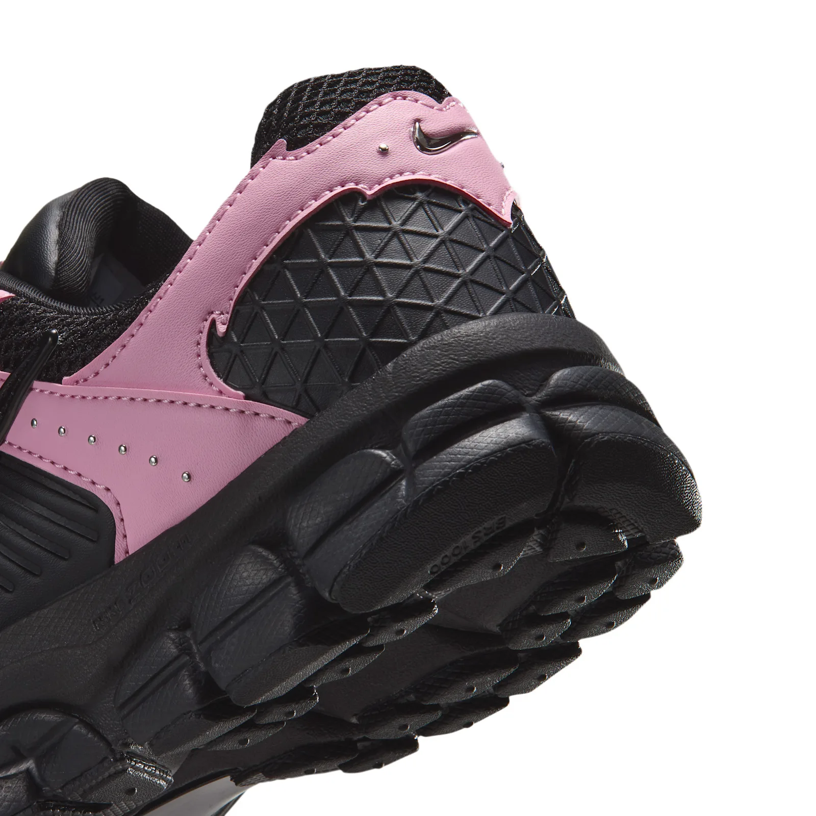 Heel detail with a pink overlay, metallic Swoosh and black grid panel, Black/Pink