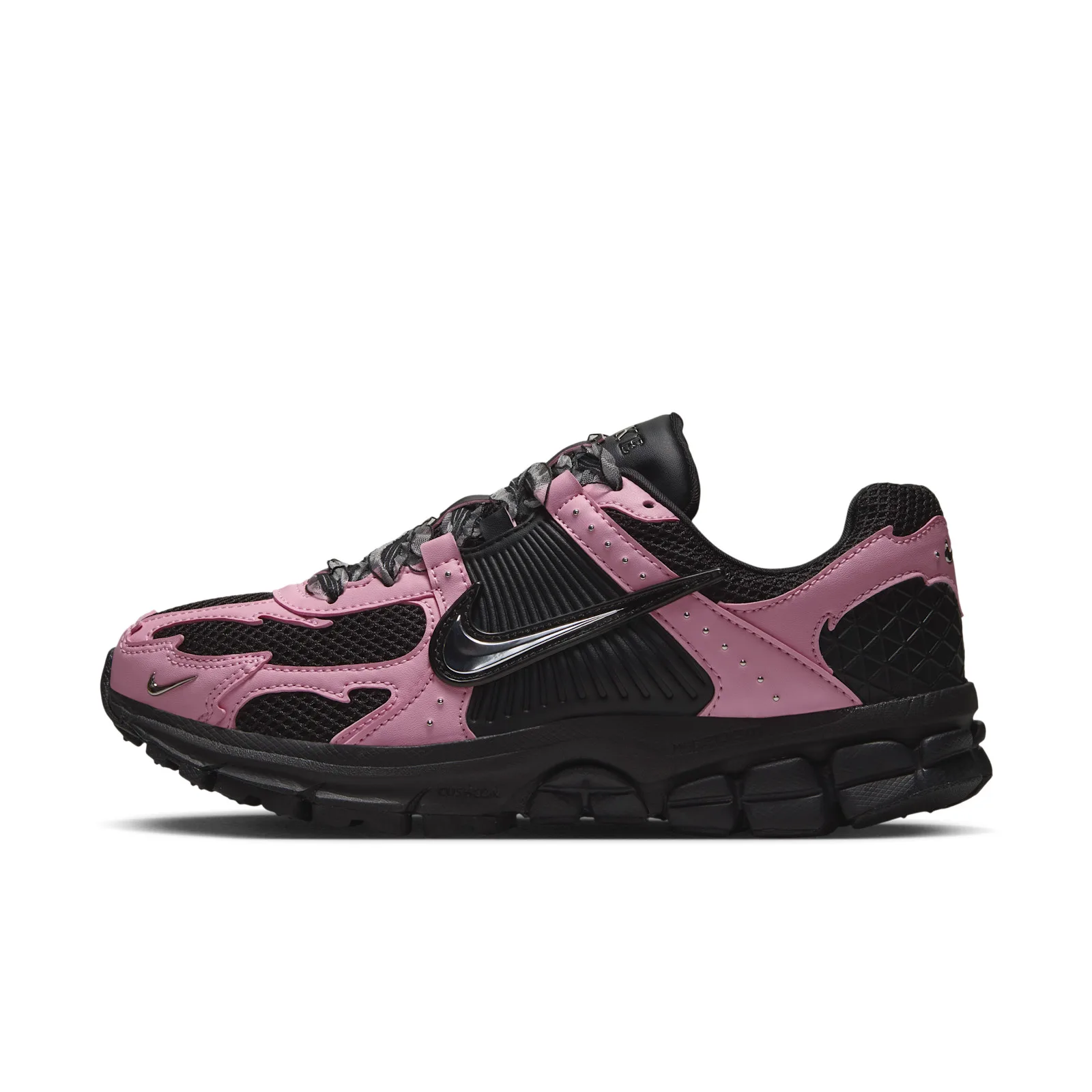 Lateral view with pink overlays, black mesh and a metallic Swoosh, Black/Pink