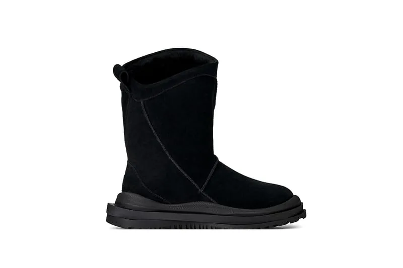 Lateral view of black suede mid-height boot with shearling collar and layered black sole, Heritage Utility Grizz